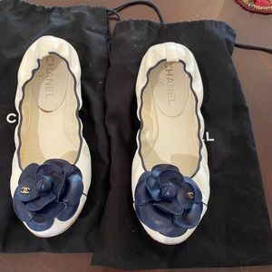 Chanel white and Blue Camilla Flower flats